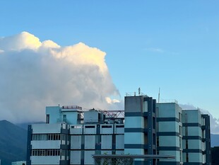 城市上空的壮观云朵