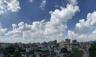 城市上空的蓝天白云景观