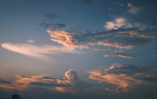 夕阳下的绚丽天空
