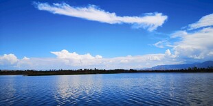 蓝天碧水间的宁静湖面