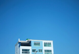 蓝天映衬下的白色建筑