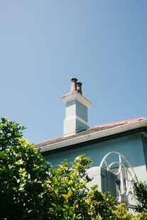 蓝天下的欧式屋顶建筑