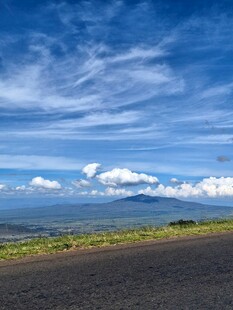 公路尽头的蓝天与远山
