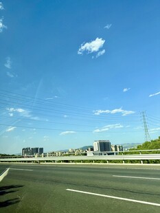 宽阔公路与晴朗蓝天