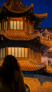 扬州四望亭夜幕下的中式古建筑