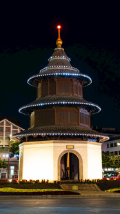 扬州文昌阁夜晚中的多层塔楼建筑