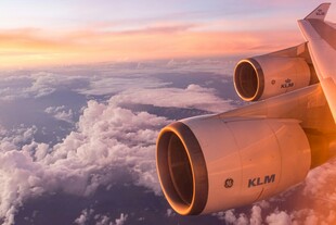 高空飞机引擎与壮丽云海