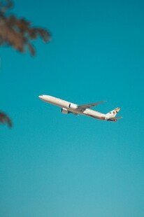蓝天中翱翔的民航客机