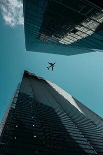 城市上空飞机穿梭景象