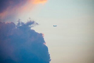 天空中飞机飞过绚丽云彩