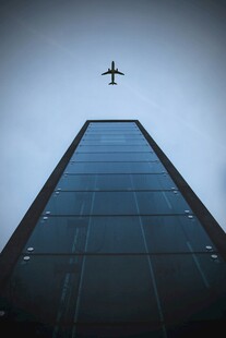 高楼之上飞机掠空