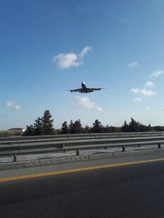 飞机于跑道上方低空飞行