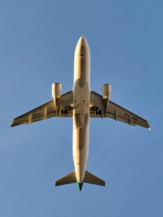 空中翱翔的大型客机