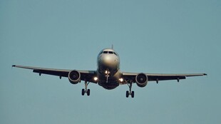 飞机低空飞行画面