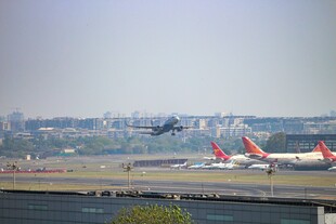 机场上空直升机与飞机景象