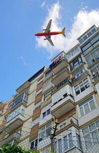 飞机飞过居民楼上空