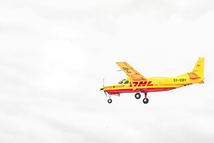 货运飞机空中飞行