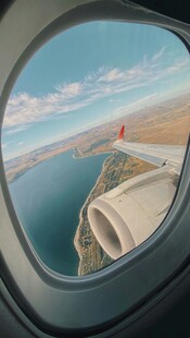 机窗外的美丽湖景风光