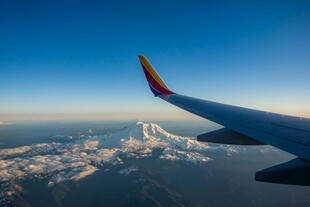 机窗外的壮丽雪山景观