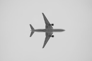 空中飞行的大型客机