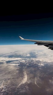 高空俯瞰云海与飞机机翼