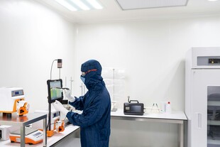 实验室中科研人员操作设备