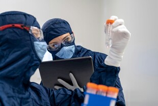 医护人员专注进行实验操作
