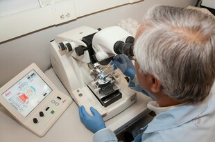 科学家专注使用显微镜观察