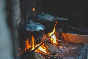 野外篝火上的烹饪场景