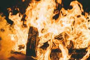 熊熊燃烧的篝火