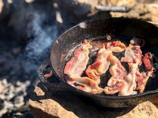 户外铸铁锅烹饪美味肉类
