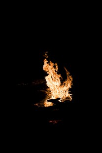 黑夜中的熊熊篝火