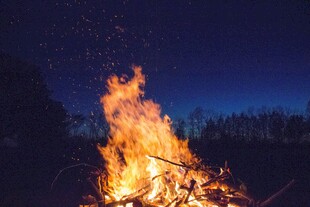 夜晚篝火熊熊燃烧