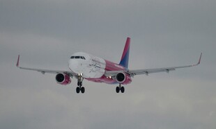 客机空中飞行姿态展示