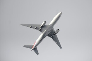 空中飞行的大型客机