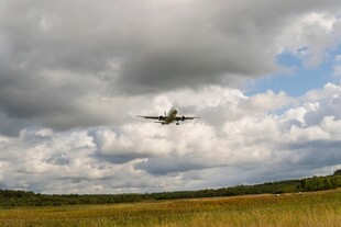 田野上空飞行的飞机