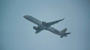 空中飞行的客机