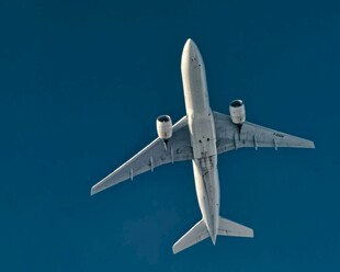 高空视角下的民航客机