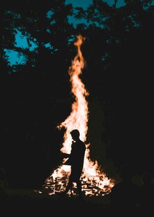 篝火熊熊燃烧的夜晚