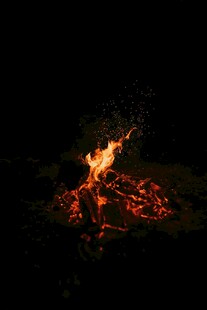 夜晚篝火熊熊燃烧