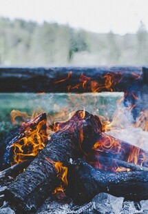 篝火熊熊燃烧的温暖场景