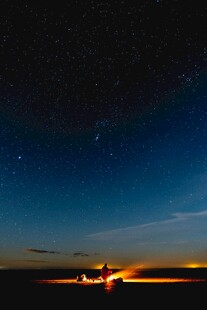 夜空下的璀璨灯火与繁星