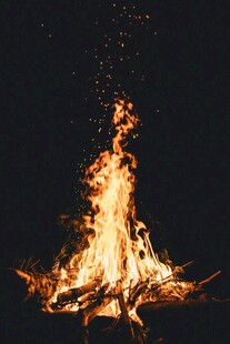熊熊燃烧的篝火