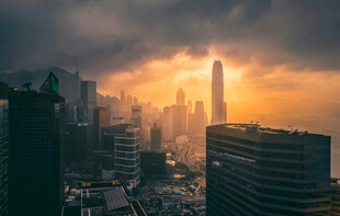 黄昏下的繁华都市天际线
