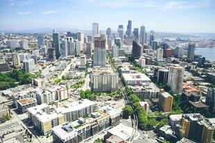 繁华都市天际线俯瞰图