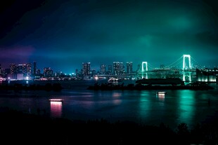 城市夜景中的璀璨桥梁