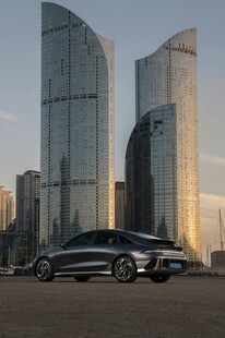 都市旁的豪华轿车