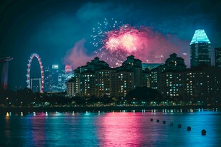 城市夜景烟花绽放