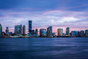 城市天际线与黄昏海景