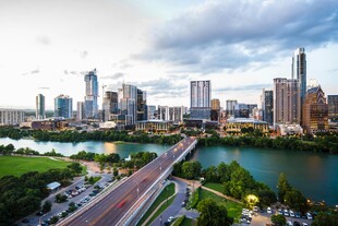 城市河畔风光全景图